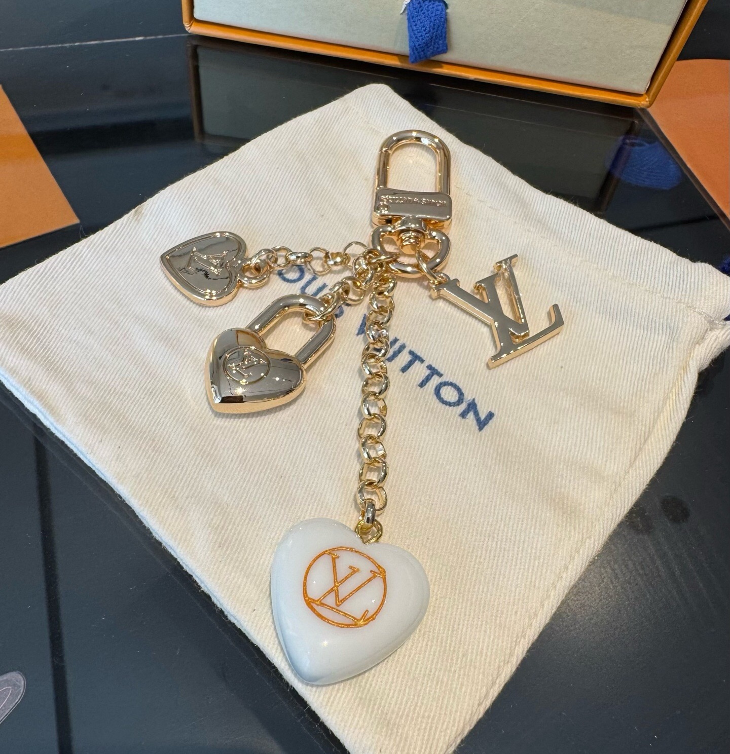 🔥Lv 钥匙扣包包挂件挂饰 SPring Street Chain 包饰将 Monogram 花卉💗和 LV 字母等经典 🔥Lv 钥匙扣包包挂件挂饰 SPring Street Chain 包饰将 Monogram 花卉💗和 LV 字母等经典