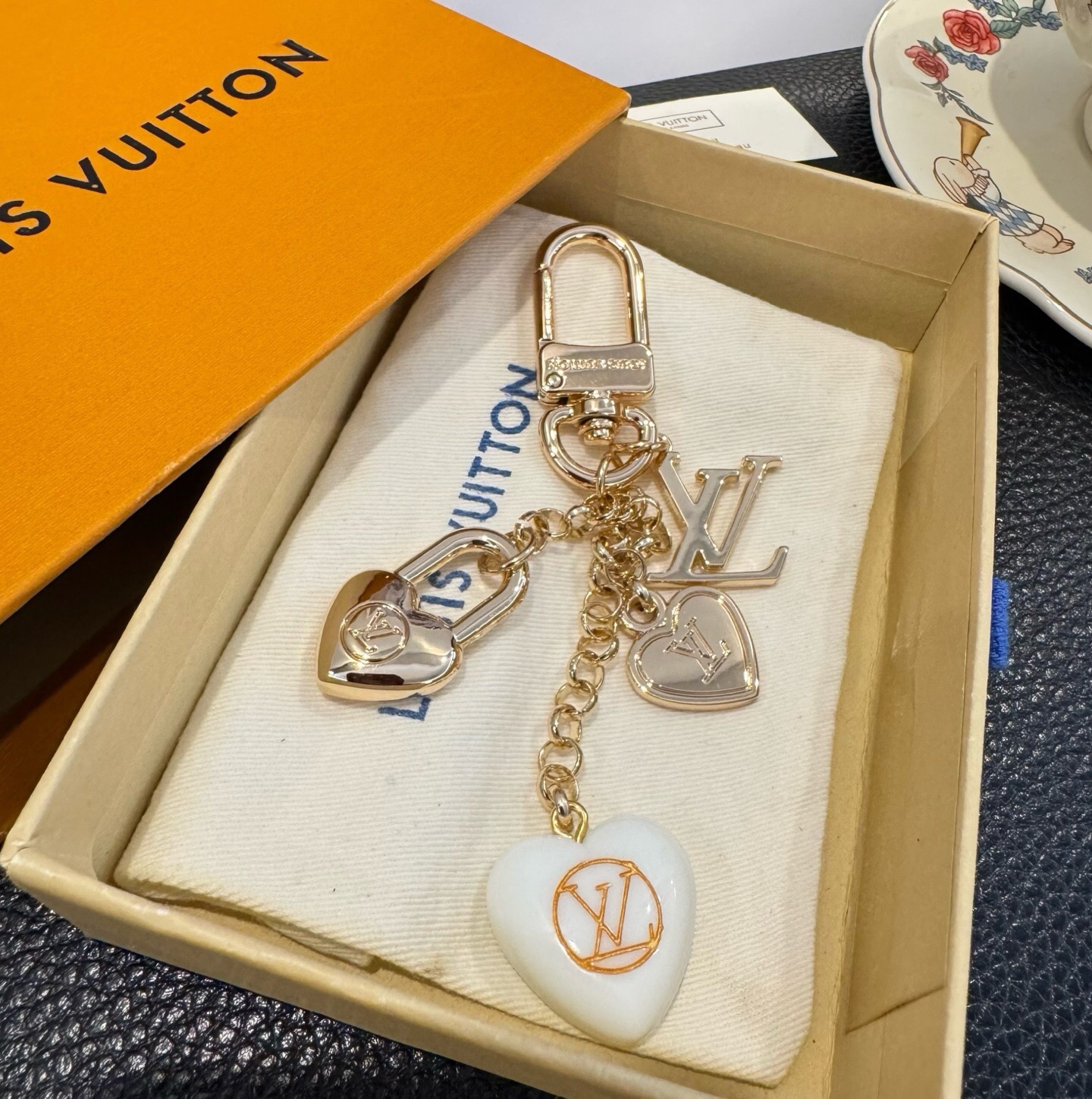 🔥Lv 钥匙扣包包挂件挂饰 SPring Street Chain 包饰将 Monogram 花卉💗和 LV 字母等经典 🔥Lv 钥匙扣包包挂件挂饰 SPring Street Chain 包饰将 Monogram 花卉💗和 LV 字母等经典