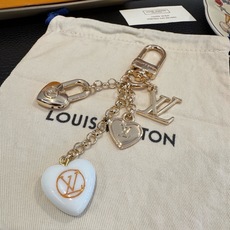 🔥Lv 钥匙扣包包挂件挂饰 SPring Street Chain 包饰将 Monogram 花卉💗和 LV 字母等经典 🔥Lv 钥匙扣包包挂件挂饰 SPring Street Chain 包饰将 Monogram 花卉💗和 LV 字母等经典