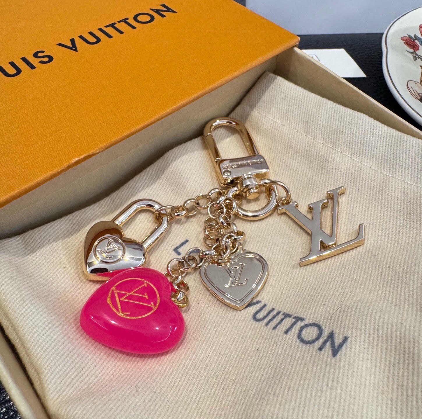 🔥Lv 钥匙扣包包挂件挂饰 SPring Street Chain 包饰将 Monogram 花卉💗和 LV 字母等经典