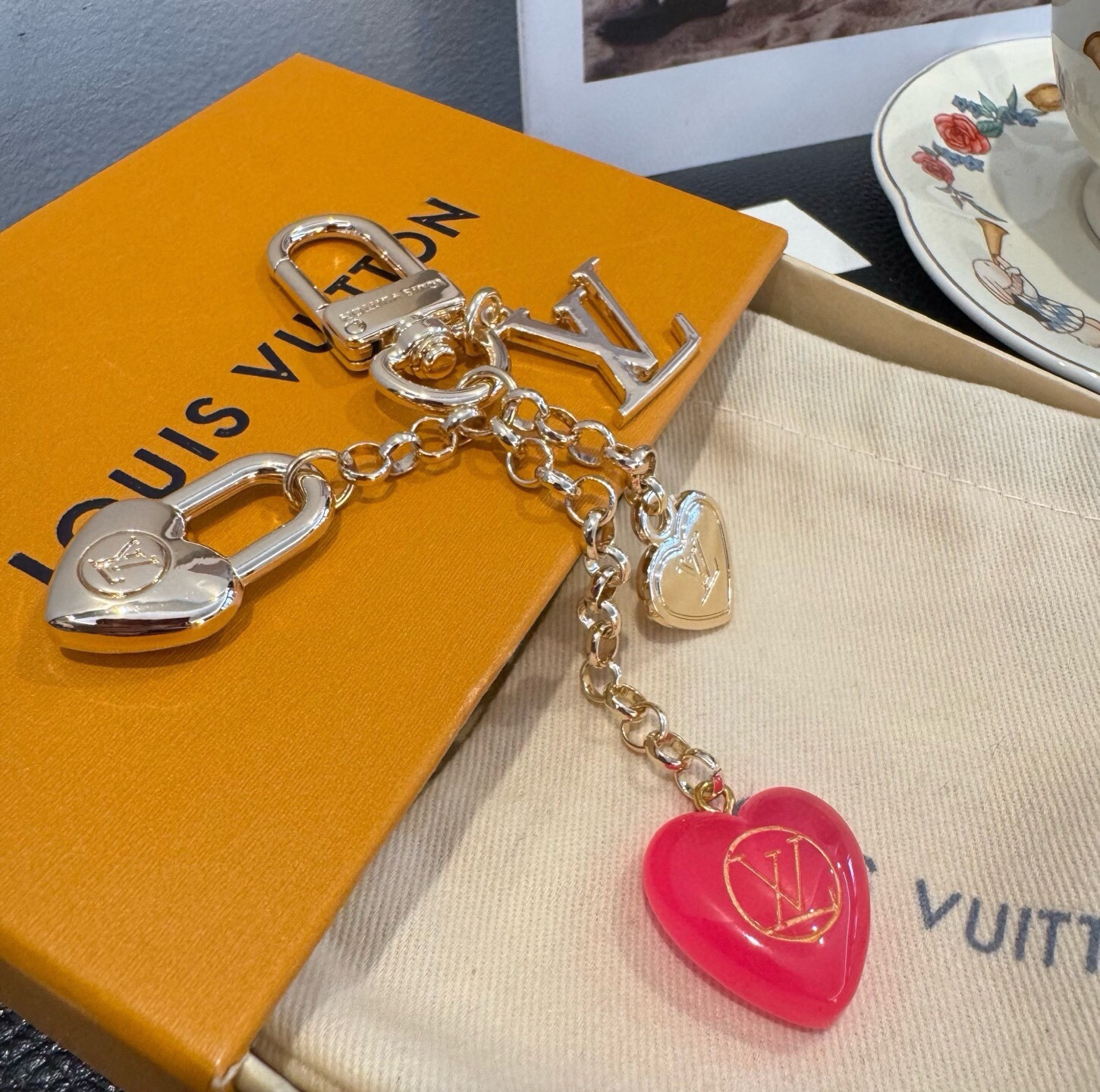 🔥Lv 钥匙扣包包挂件挂饰 SPring Street Chain 包饰将 Monogram 花卉💗和 LV 字母等经典