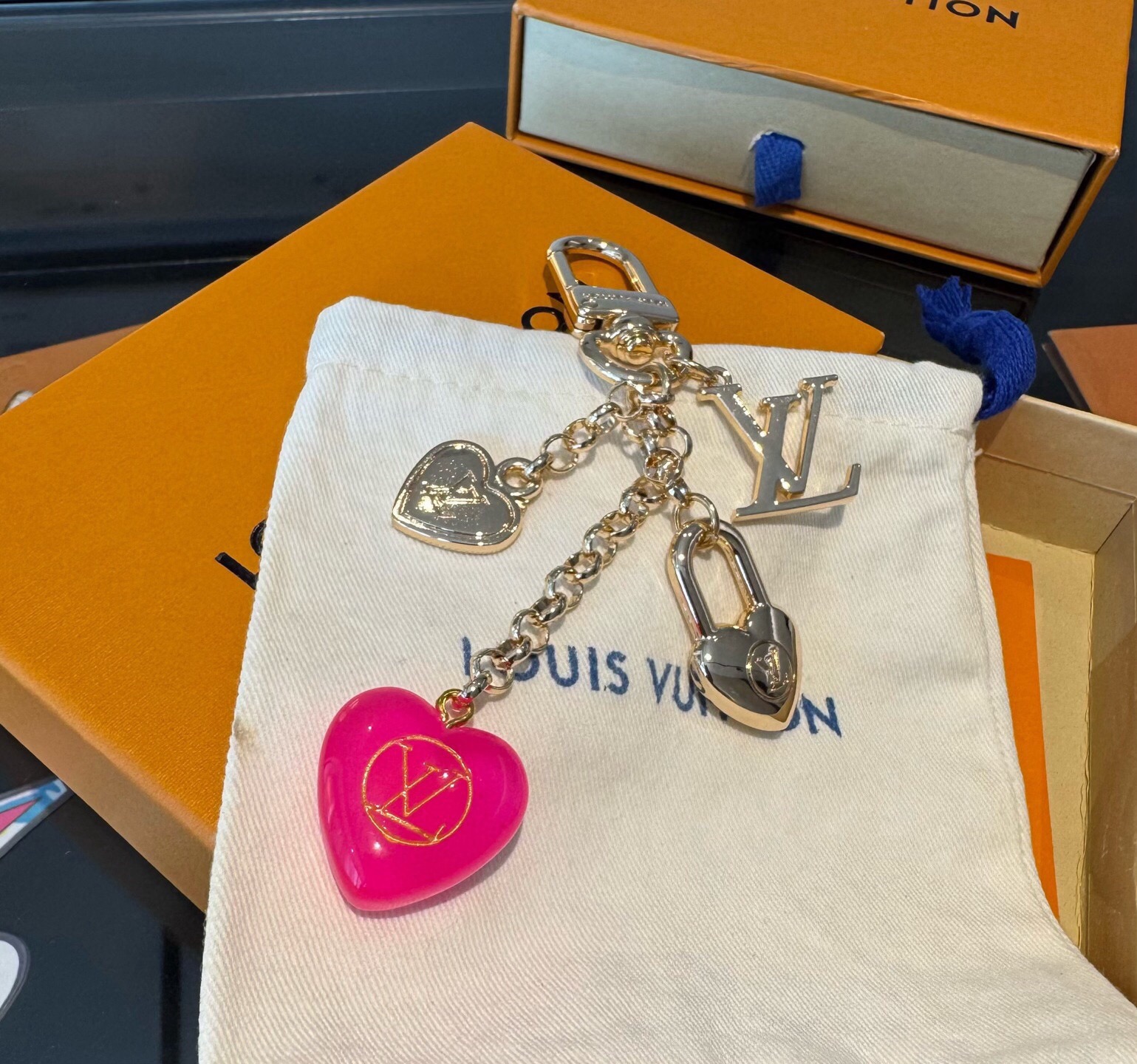 🔥Lv 钥匙扣包包挂件挂饰 SPring Street Chain 包饰将 Monogram 花卉💗和 LV 字母等经典 🔥Lv 钥匙扣包包挂件挂饰 SPring Street Chain 包饰将 Monogram 花卉💗和 LV 字母等经典