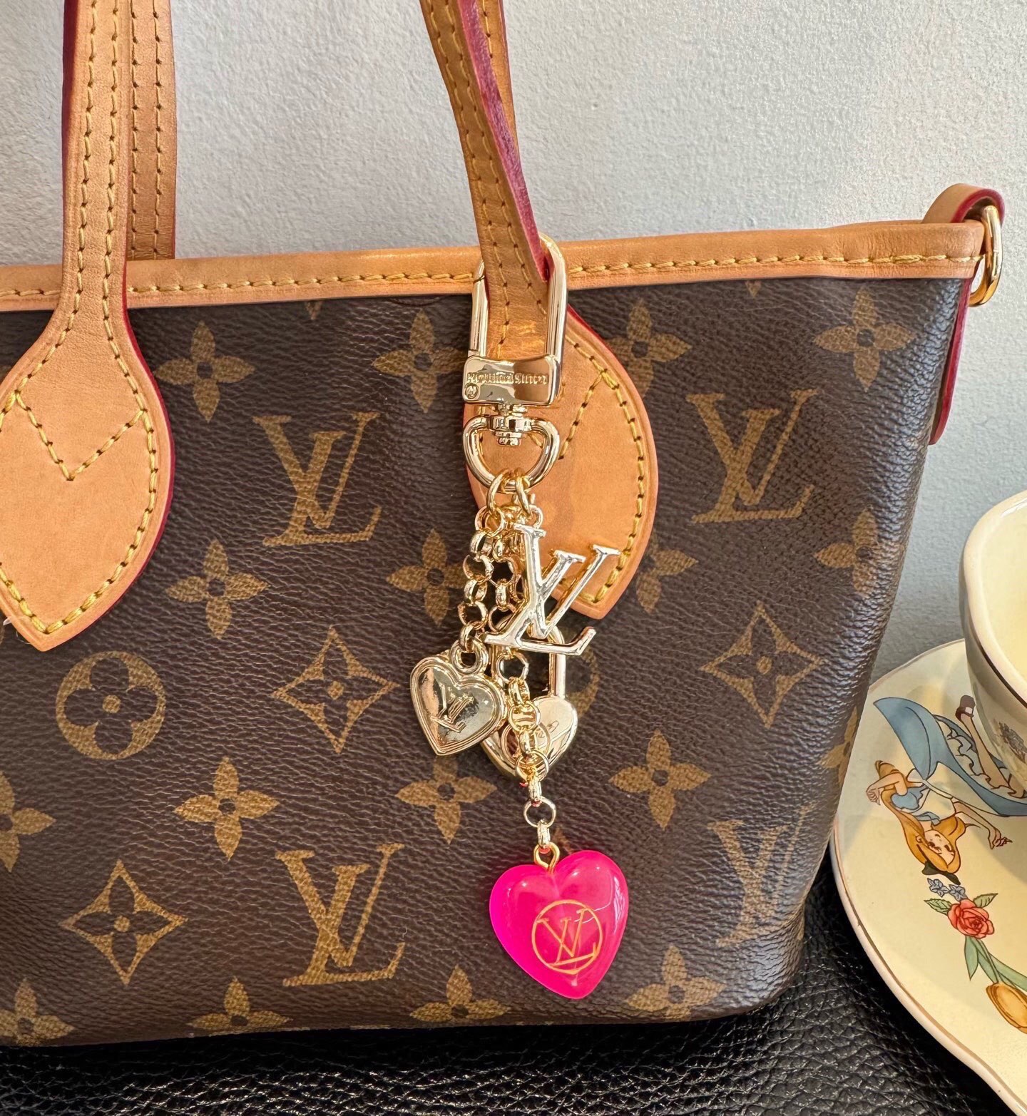 🔥Lv 钥匙扣包包挂件挂饰 SPring Street Chain 包饰将 Monogram 花卉💗和 LV 字母等经典