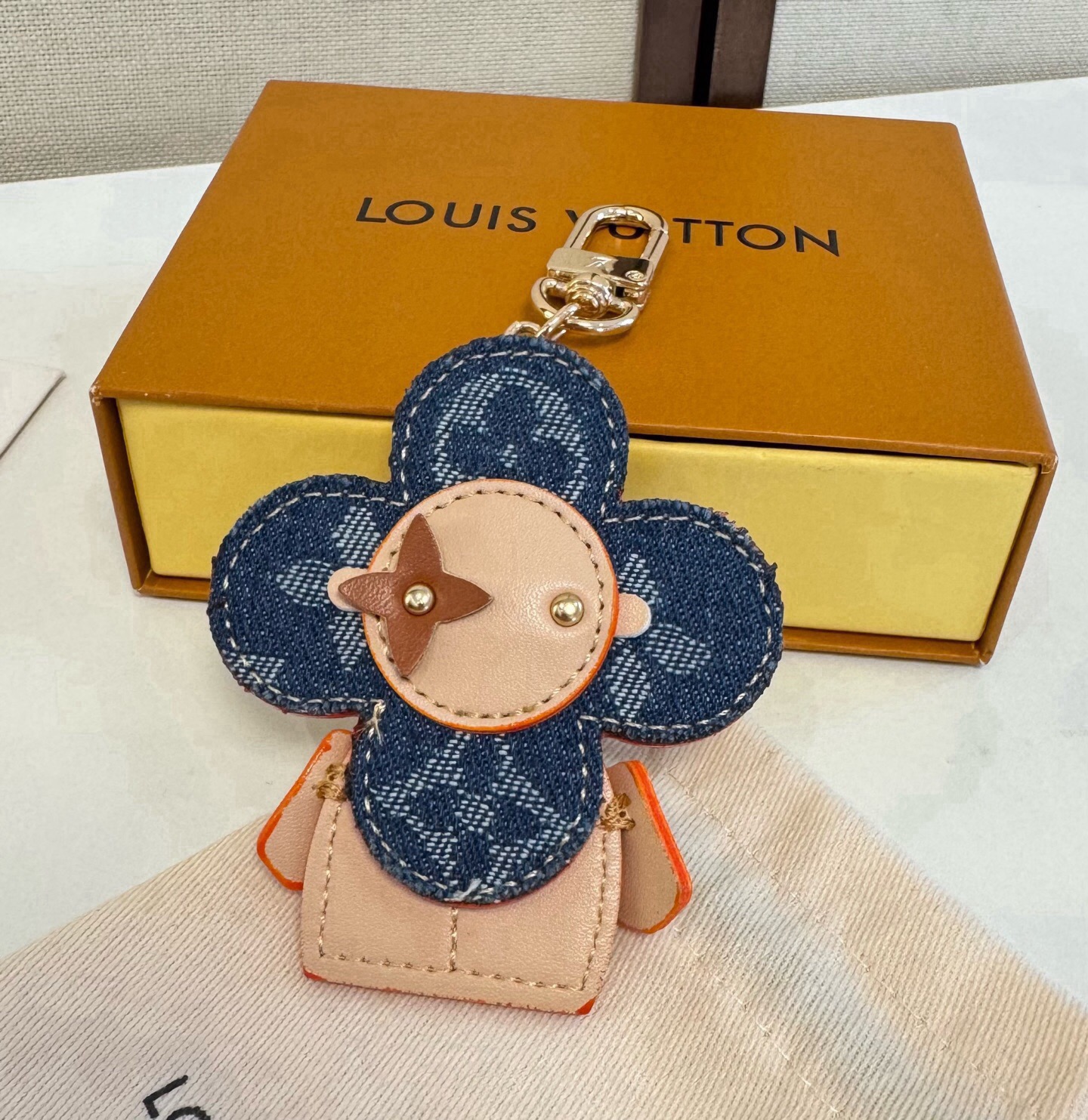 🔥LOUIS VUITTON新款包饰与钥匙扣。LV薇薇安太阳花包包挂件 手机壳挂件 可满足各种时尚品味的实用配饰。凸显时