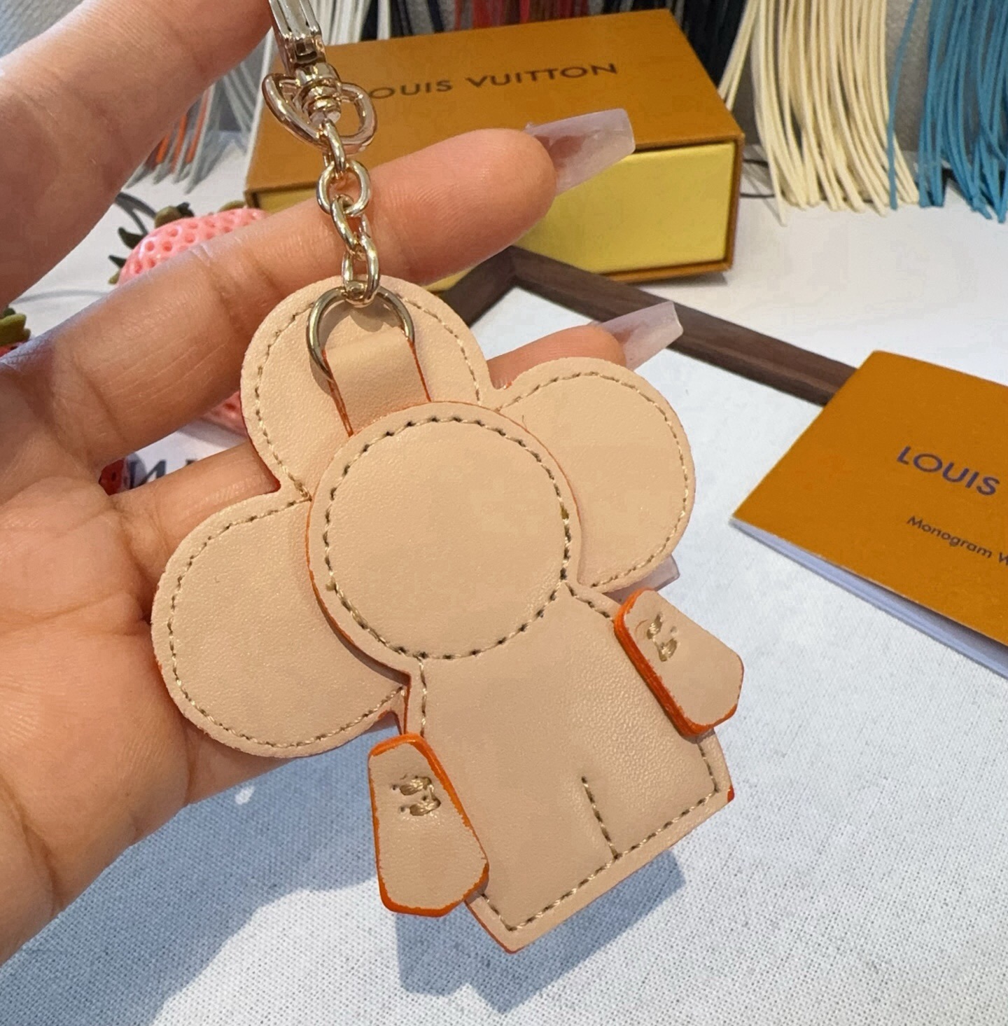 🔥LOUIS VUITTON新款包饰与钥匙扣。LV薇薇安太阳花包包挂件 手机壳挂件 可满足各种时尚品味的实用配饰。凸显时