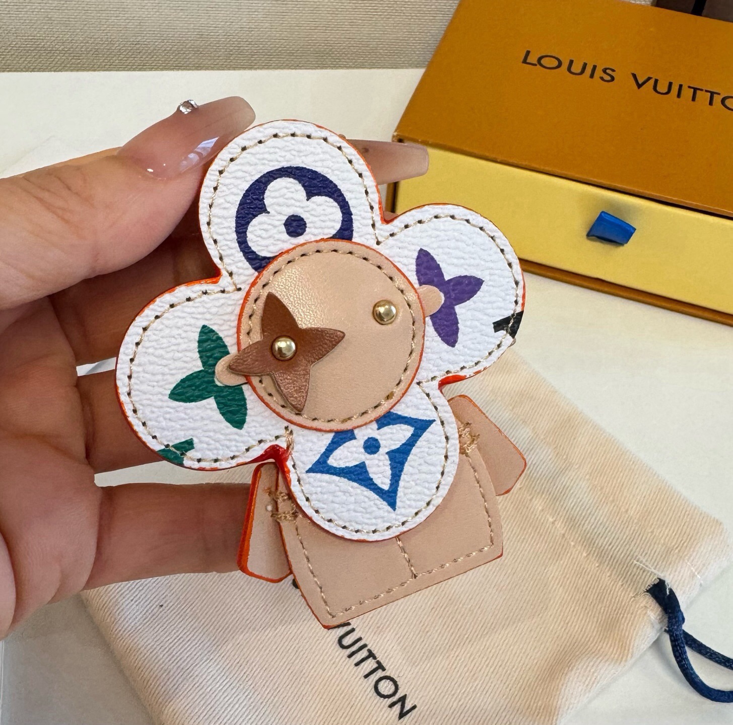 🔥LOUIS VUITTON新款包饰与钥匙扣。LV薇薇安太阳花包包挂件 手机壳挂件 可满足各种时尚品味的实用配饰。凸显时