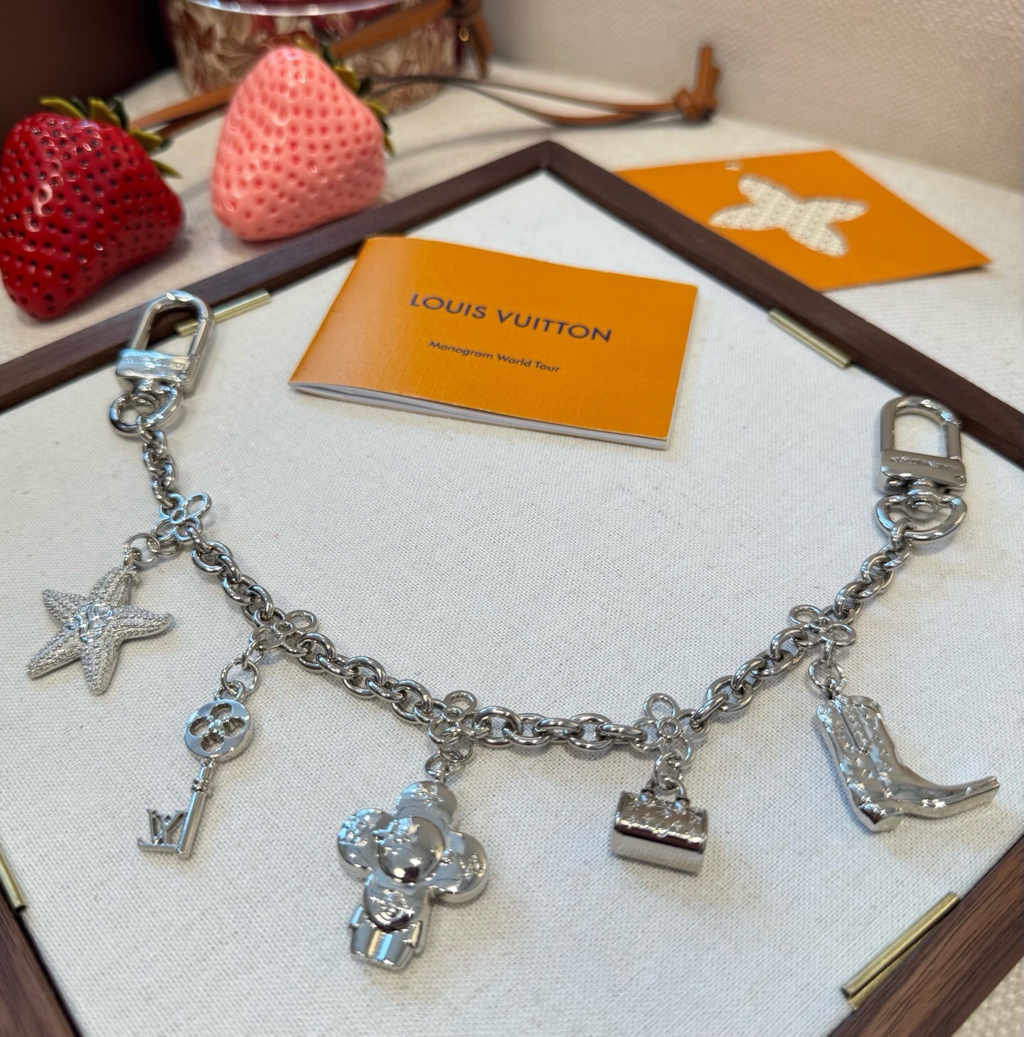 🔥LV钥匙扣包链 多元素新款包包挂件包饰 SPring Street Chain 包饰将 Monogram 小海星和 L