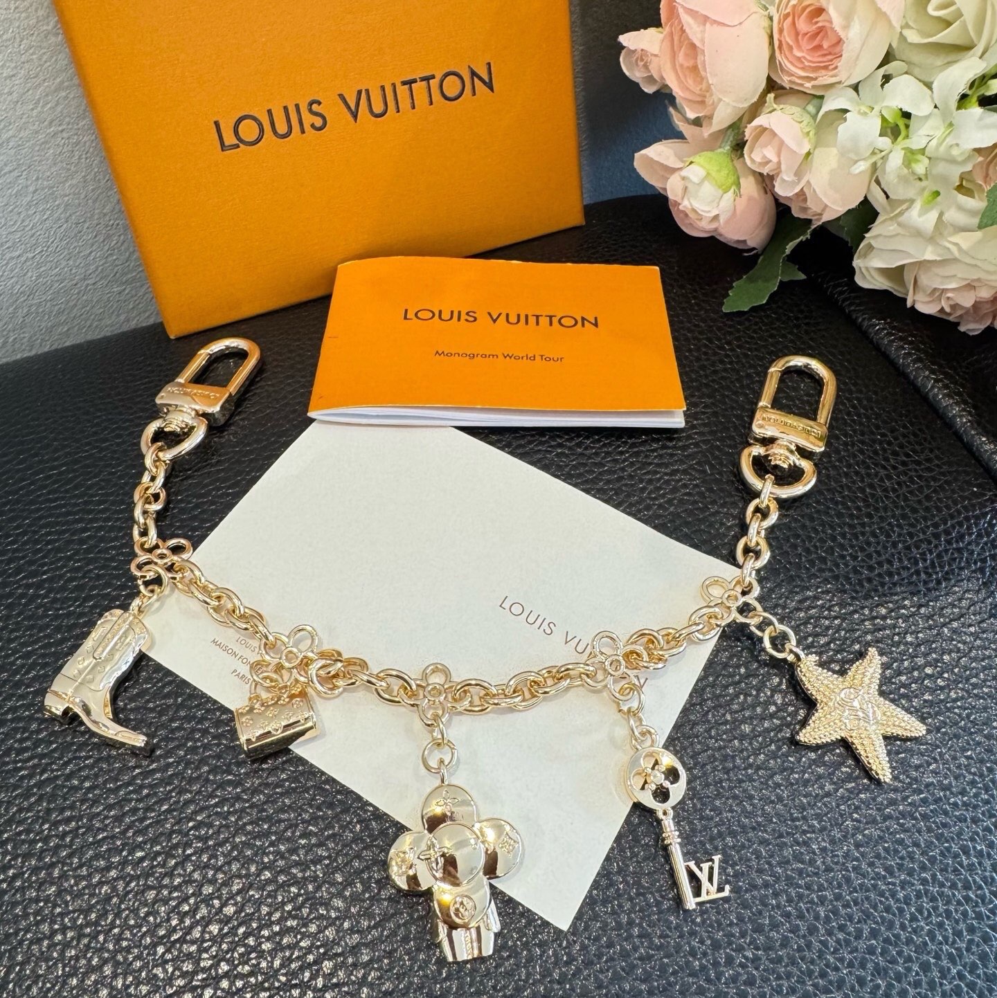 🔥LV钥匙扣包链 多元素新款包包挂件包饰 SPring Street Chain 包饰将 Monogram 小海星和 L