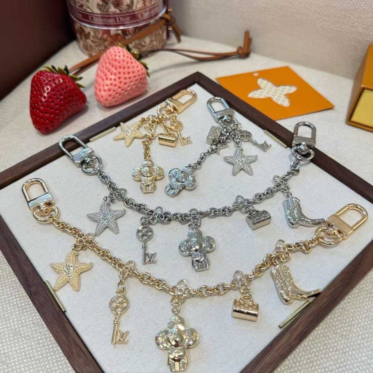 🔥LV钥匙扣包链 多元素新款包包挂件包饰 SPring Street Chain 包饰将 Monogram 小海星和 L