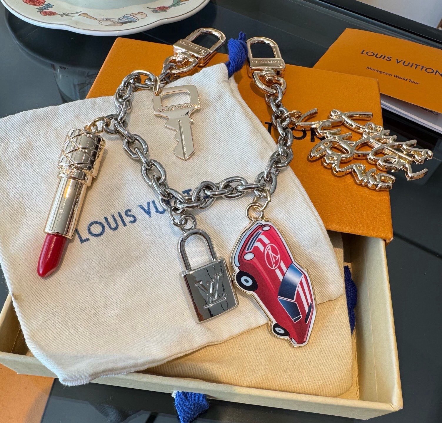 🔥新款 LOUIS VUITTON LV钥匙扣包链 挂饰 口红💄 锁头🔑汽车🚘字母包包挂 钥匙扣精致。手感真的很赞[强]