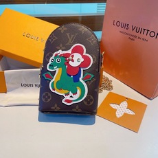 🔥LV太阳花飞龙🐲手机包,链条斜挎手机包,零钱包,可装1/2部手机及零钱💄 生活出门不需要带现金的时代,这个包完全可以满 🔥LV太阳花飞龙🐲手机包,链条斜挎手机包,零钱包,可装1/2部手机及零钱💄 生活出门不需要带现金的时代,这个包完全可以满