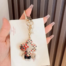 LV钥匙扣 薇薇安新款钥匙扣 包包挂件包饰 SPring Street Chain 包饰将 Monogram 花卉和 L LV钥匙扣 薇薇安新款钥匙扣 包包挂件包饰 SPring Street Chain 包饰将 Monogram 花卉和 L