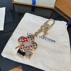 LV钥匙扣 薇薇安新款钥匙扣 包包挂件包饰 SPring Street Chain 包饰将 Monogram 花卉和 L LV钥匙扣 薇薇安新款钥匙扣 包包挂件包饰 SPring Street Chain 包饰将 Monogram 花卉和 L