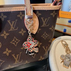 LV钥匙扣 薇薇安新款钥匙扣 包包挂件包饰 SPring Street Chain 包饰将 Monogram 花卉和 L LV钥匙扣 薇薇安新款钥匙扣 包包挂件包饰 SPring Street Chain 包饰将 Monogram 花卉和 L