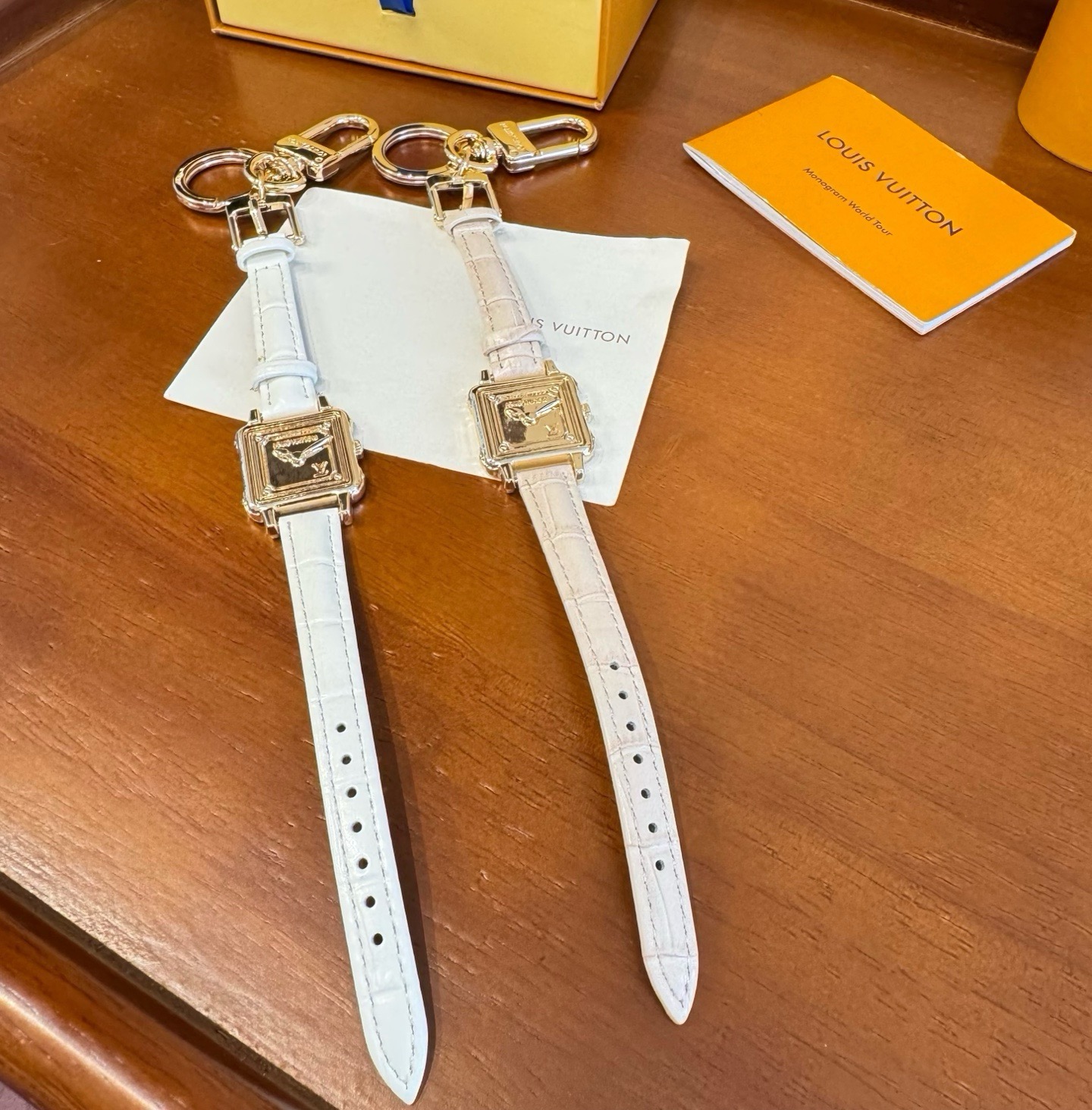 新款 LOUIS VUITTON新款 LV WATCH 手表⌚钥匙扣 包饰与钥匙扣 包挂钥匙扣包包挂饰 ☀ 本款 LV 新款 LOUIS VUITTON新款 LV WATCH 手表⌚钥匙扣 包饰与钥匙扣 包挂钥匙扣包包挂饰 ☀ 本款 LV