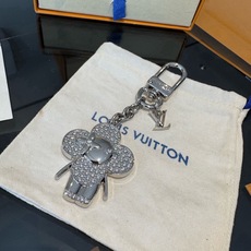 LV钥匙扣 薇薇安新款钥匙扣 包包挂件包饰 SPring Street Chain 包饰将 Monogram 花卉和 L LV钥匙扣 薇薇安新款钥匙扣 包包挂件包饰 SPring Street Chain 包饰将 Monogram 花卉和 L