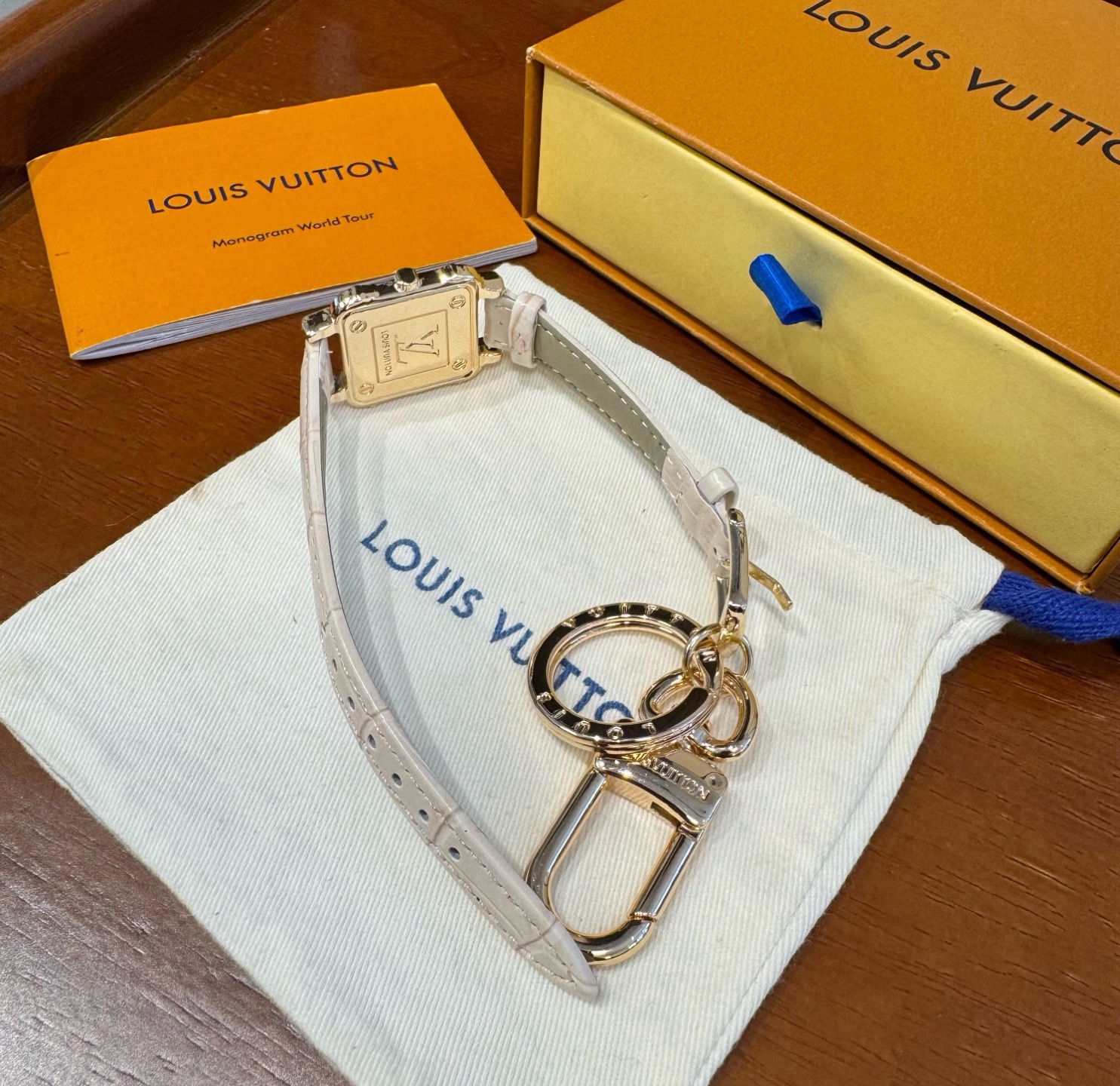 新款 LOUIS VUITTON新款 LV WATCH 手表⌚钥匙扣 包饰与钥匙扣 包挂钥匙扣包包挂饰 ☀ 本款 LV 新款 LOUIS VUITTON新款 LV WATCH 手表⌚钥匙扣 包饰与钥匙扣 包挂钥匙扣包包挂饰 ☀ 本款 LV
