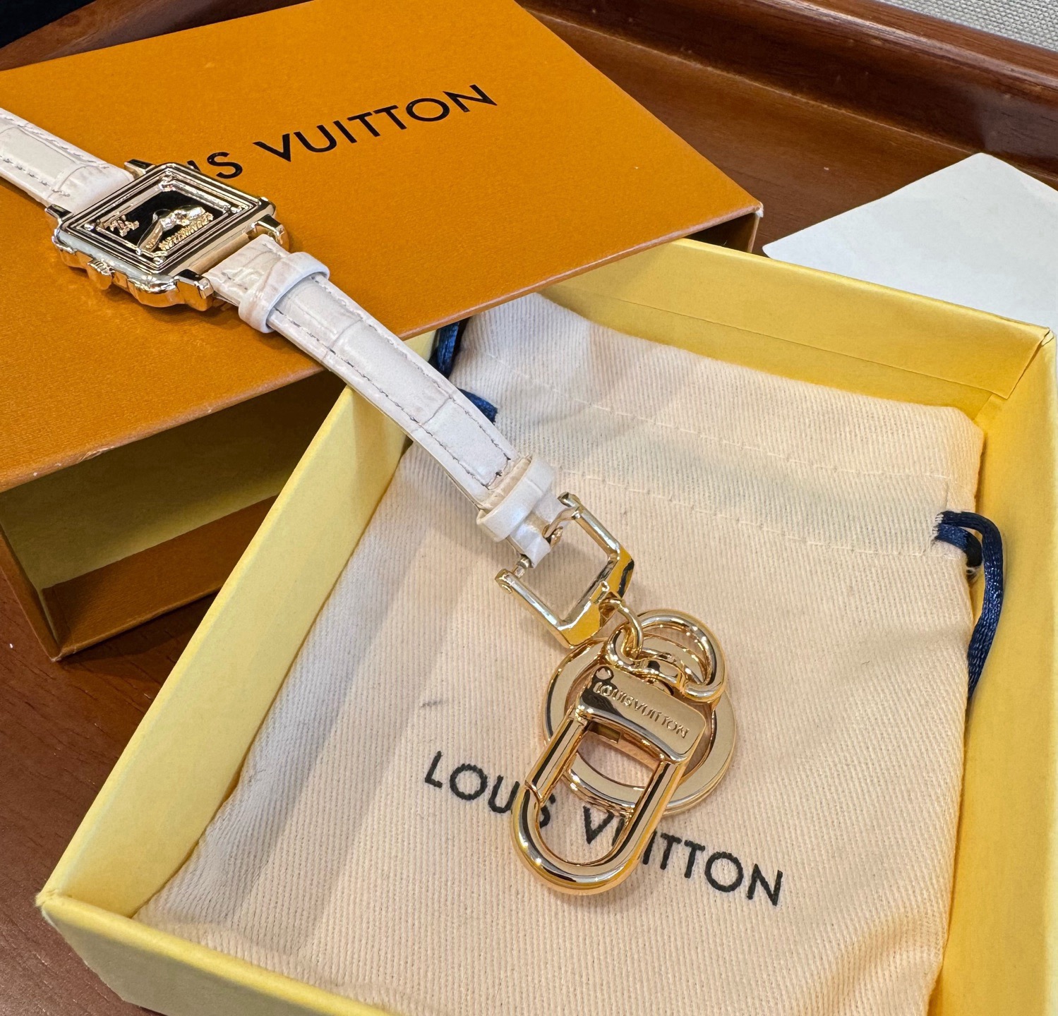 新款 LOUIS VUITTON新款 LV WATCH 手表⌚钥匙扣 包饰与钥匙扣 包挂钥匙扣包包挂饰 ☀ 本款 LV 新款 LOUIS VUITTON新款 LV WATCH 手表⌚钥匙扣 包饰与钥匙扣 包挂钥匙扣包包挂饰 ☀ 本款 LV