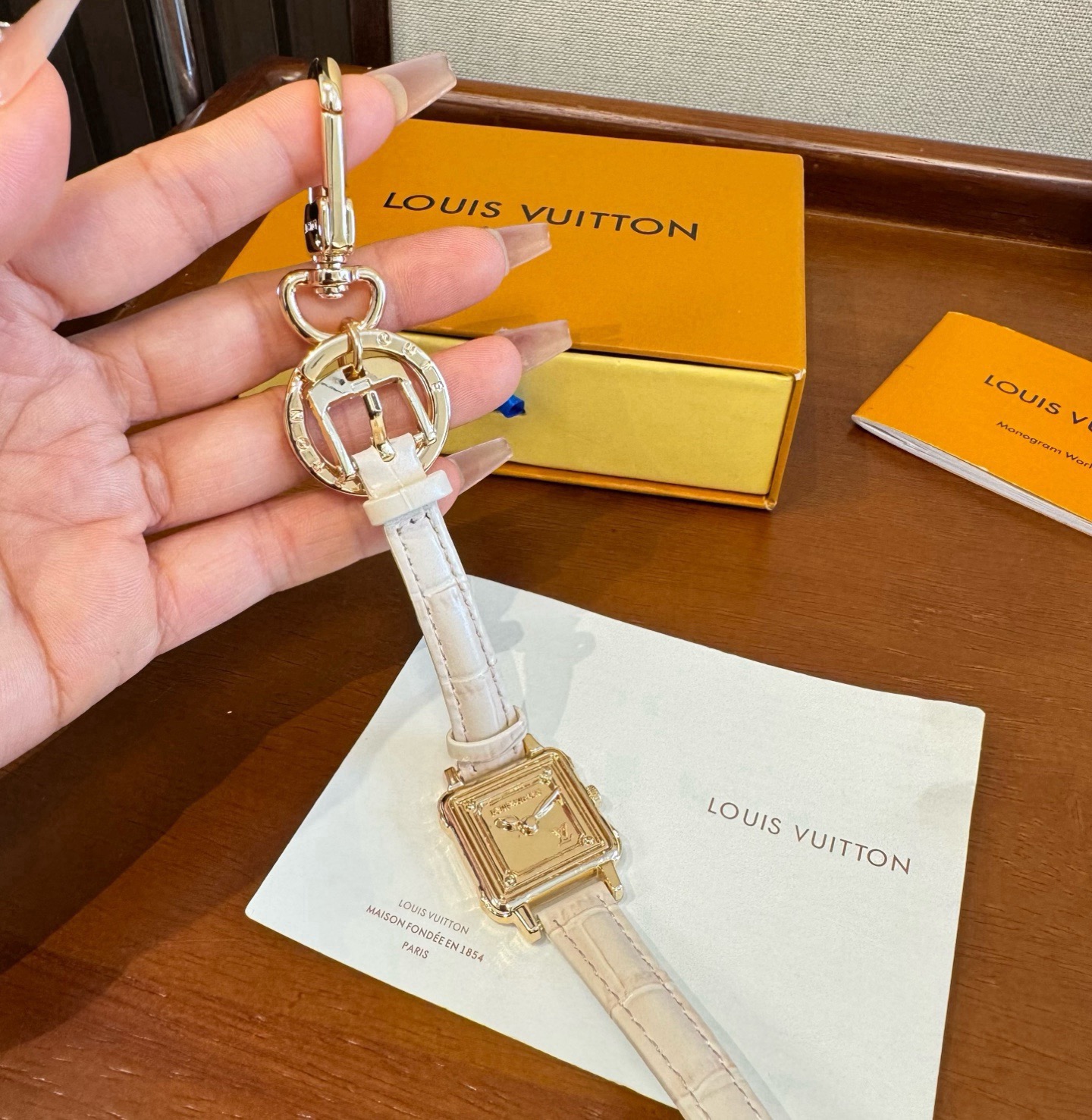 新款 LOUIS VUITTON新款 LV WATCH 手表⌚钥匙扣 包饰与钥匙扣 包挂钥匙扣包包挂饰 ☀ 本款 LV 新款 LOUIS VUITTON新款 LV WATCH 手表⌚钥匙扣 包饰与钥匙扣 包挂钥匙扣包包挂饰 ☀ 本款 LV