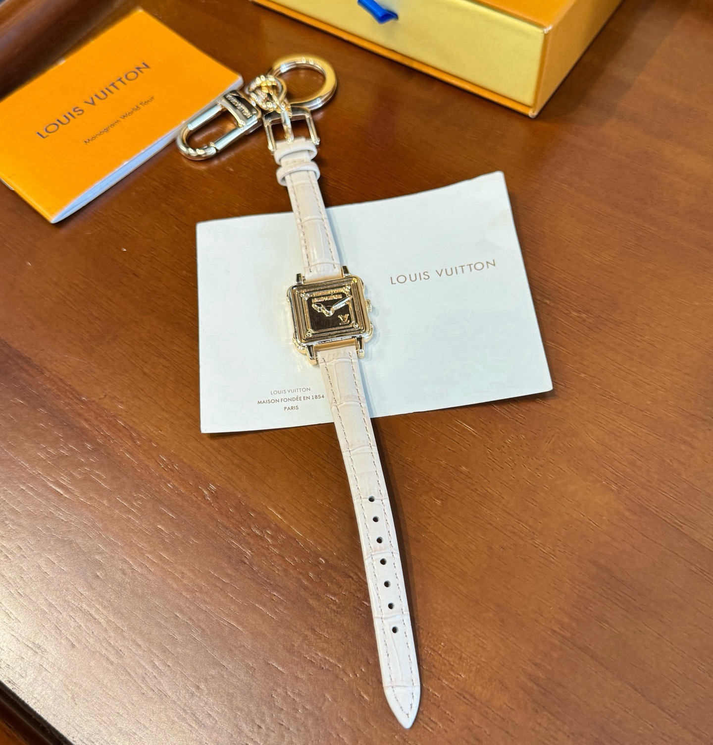 新款 LOUIS VUITTON新款 LV WATCH 手表⌚钥匙扣 包饰与钥匙扣 包挂钥匙扣包包挂饰 ☀ 本款 LV 新款 LOUIS VUITTON新款 LV WATCH 手表⌚钥匙扣 包饰与钥匙扣 包挂钥匙扣包包挂饰 ☀ 本款 LV