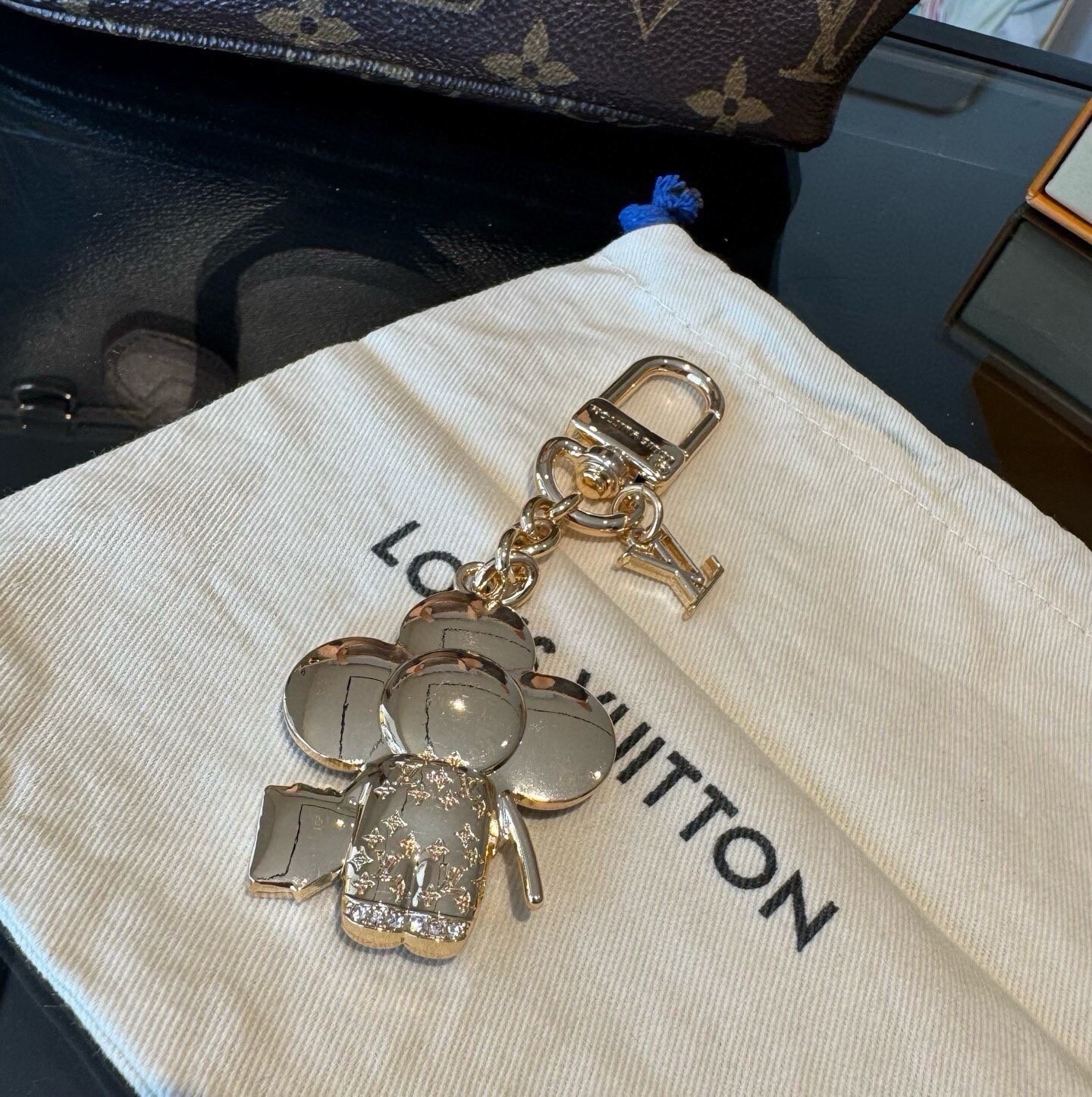 LV钥匙扣 薇薇安新款钥匙扣 包包挂件包饰 SPring Street Chain 包饰将 Monogram 花卉和 L LV钥匙扣 薇薇安新款钥匙扣 包包挂件包饰 SPring Street Chain 包饰将 Monogram 花卉和 L