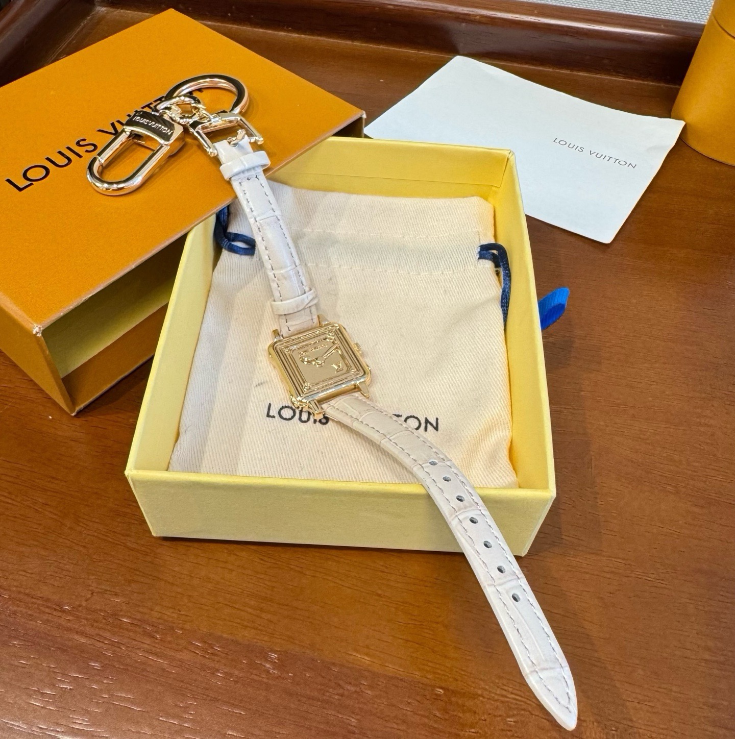 新款 LOUIS VUITTON新款 LV WATCH 手表⌚钥匙扣 包饰与钥匙扣 包挂钥匙扣包包挂饰 ☀ 本款 LV 新款 LOUIS VUITTON新款 LV WATCH 手表⌚钥匙扣 包饰与钥匙扣 包挂钥匙扣包包挂饰 ☀ 本款 LV