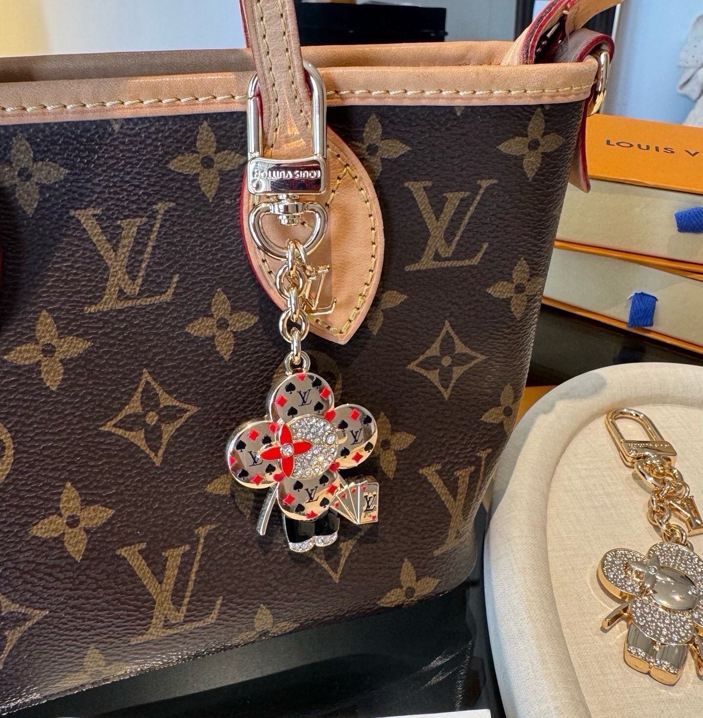 LV钥匙扣 薇薇安新款钥匙扣 包包挂件包饰 SPring Street Chain 包饰将 Monogram 花卉和 L LV钥匙扣 薇薇安新款钥匙扣 包包挂件包饰 SPring Street Chain 包饰将 Monogram 花卉和 L