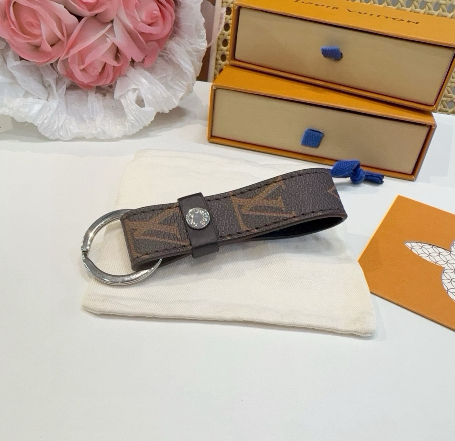 🔥 LOUIS VUITTON 官网款 LV皮绳钥匙扣  挂饰 车钥匙挂件 PU材质  原版logo 确实精致 手感真的