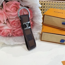 🔥 LOUIS VUITTON 官网款 LV皮绳钥匙扣 挂饰 车钥匙挂件 PU材质 原版logo 确实精致 手感真的 🔥 LOUIS VUITTON 官网款 LV皮绳钥匙扣 挂饰 车钥匙挂件 PU材质 原版logo 确实精致 手感真的