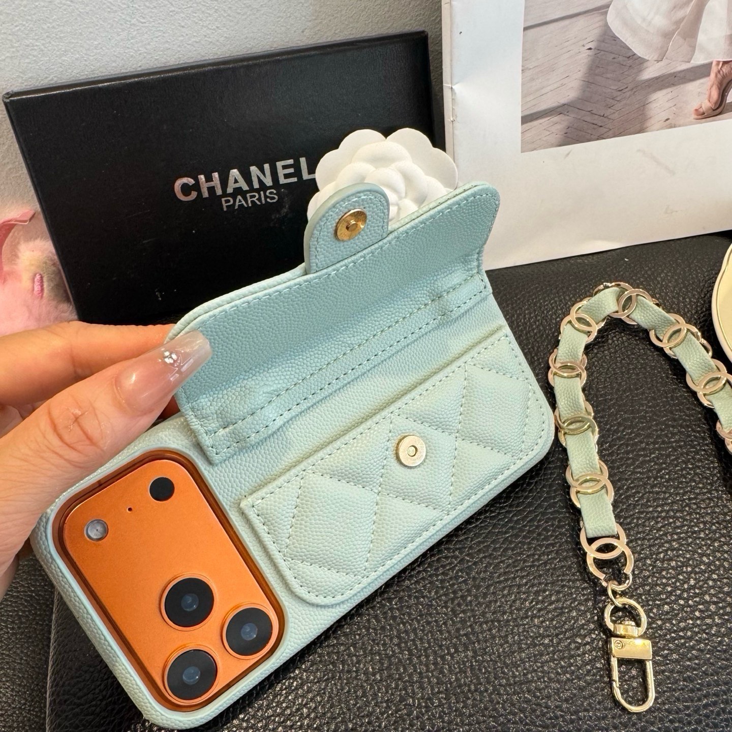 💃CHANEL💠香奈儿火爆时尚圈的手机壳 专柜同款双C链条⛓️手腕带,鱼子酱皮菱格车线翻盖插卡,时尚潮流必备💃 型号:为 💃CHANEL💠香奈儿火爆时尚圈的手机壳 专柜同款双C链条⛓️手腕带,鱼子酱皮菱格车线翻盖插卡,时尚潮流必备💃 型号:为