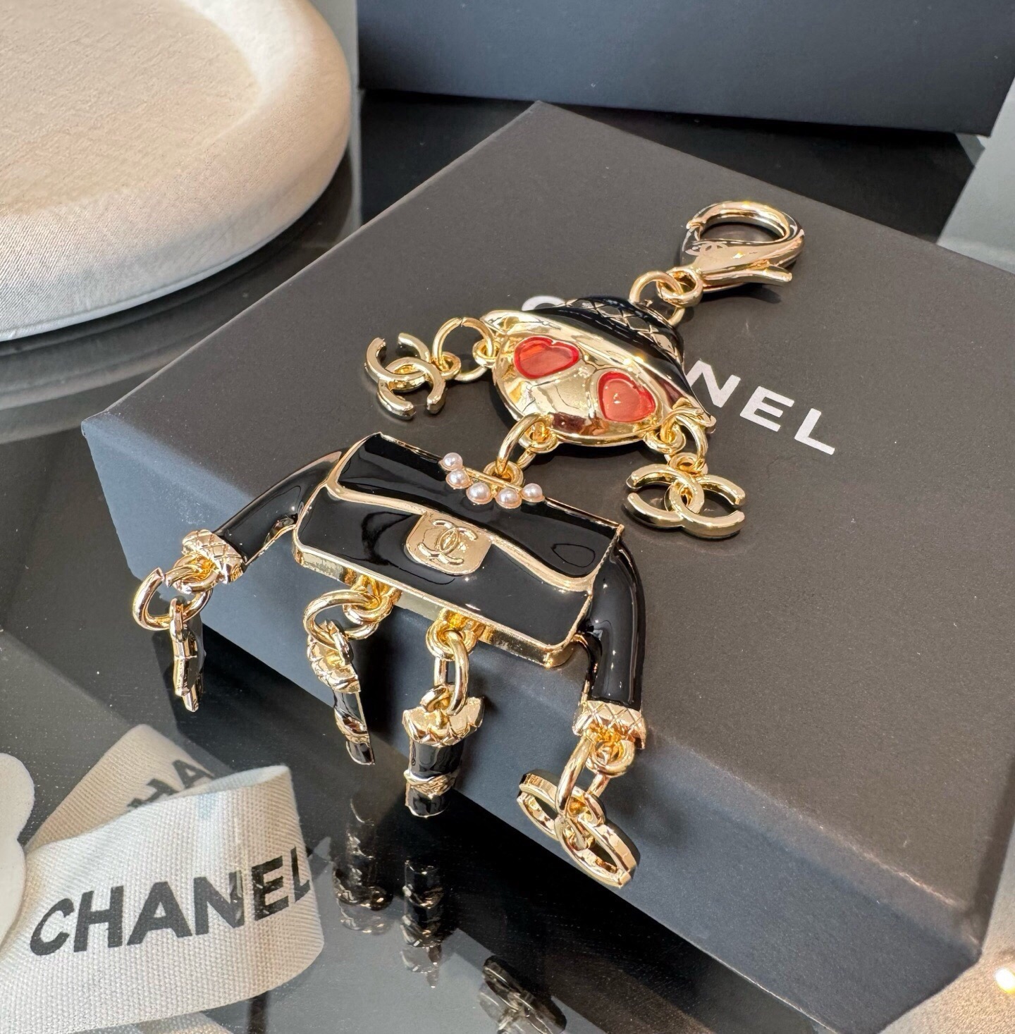 🔥CHANEL香奈儿外星人钥匙扣挂件 ~包包挂饰车钥匙挂件 珐琅搭配金属双C奢华与趣味并存。随身挂包/钥匙，解锁好运与财
