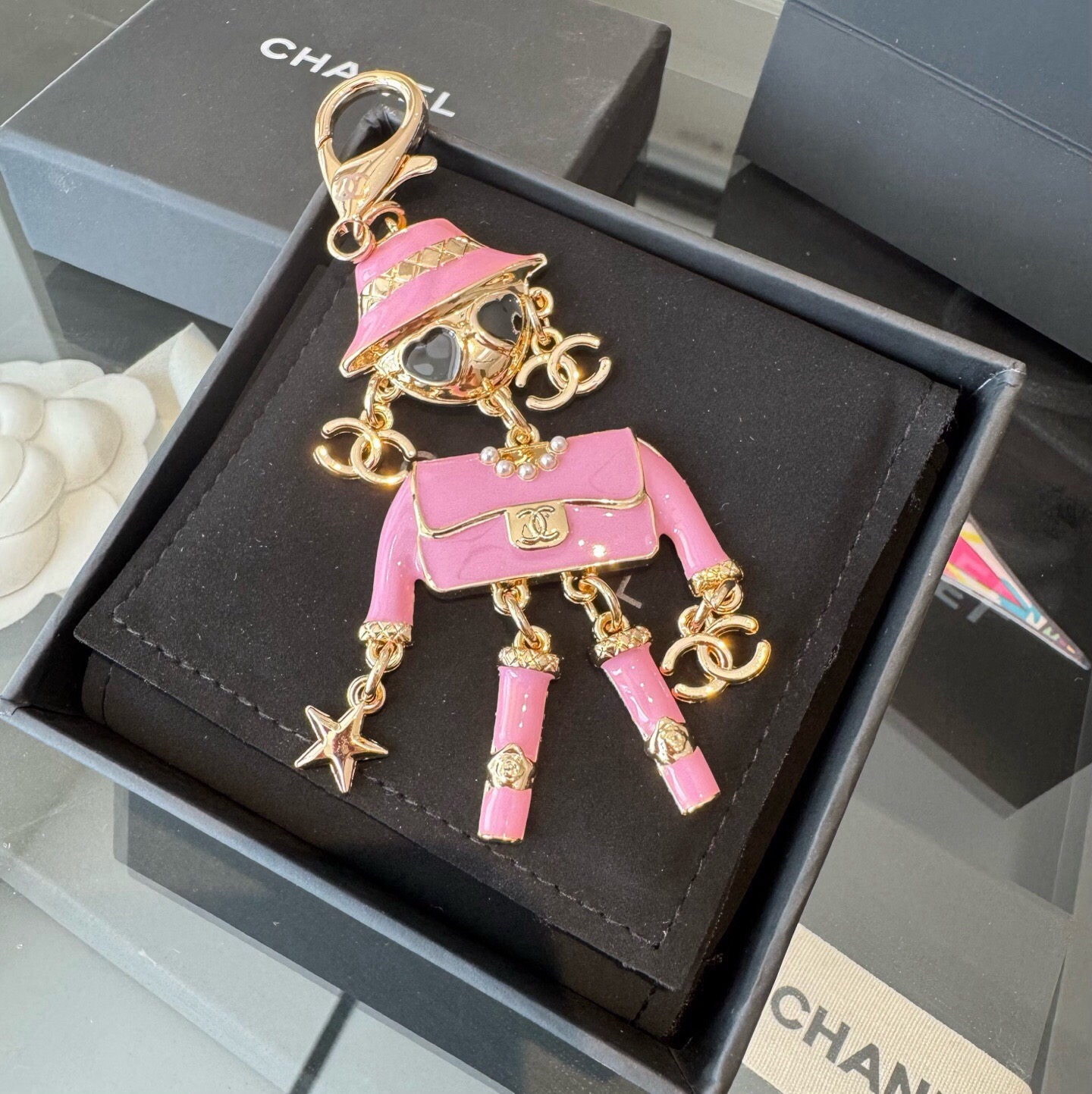 🔥CHANEL香奈儿外星人钥匙扣挂件 ~包包挂饰车钥匙挂件 珐琅搭配金属双C奢华与趣味并存。随身挂包/钥匙，解锁好运与财