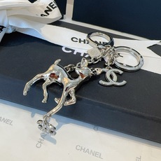 🔥CHANEL香奈儿梅花鹿🦌钥匙扣挂件 ~包包挂饰车钥匙挂件 经典双C标志,奢华与趣味并存。随身挂包/钥匙,解锁好运与财 🔥CHANEL香奈儿梅花鹿🦌钥匙扣挂件 ~包包挂饰车钥匙挂件 经典双C标志,奢华与趣味并存。随身挂包/钥匙,解锁好运与财
