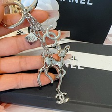 🔥CHANEL香奈儿梅花鹿🦌钥匙扣挂件 ~包包挂饰车钥匙挂件 经典双C标志,奢华与趣味并存。随身挂包/钥匙,解锁好运与财 🔥CHANEL香奈儿梅花鹿🦌钥匙扣挂件 ~包包挂饰车钥匙挂件 经典双C标志,奢华与趣味并存。随身挂包/钥匙,解锁好运与财