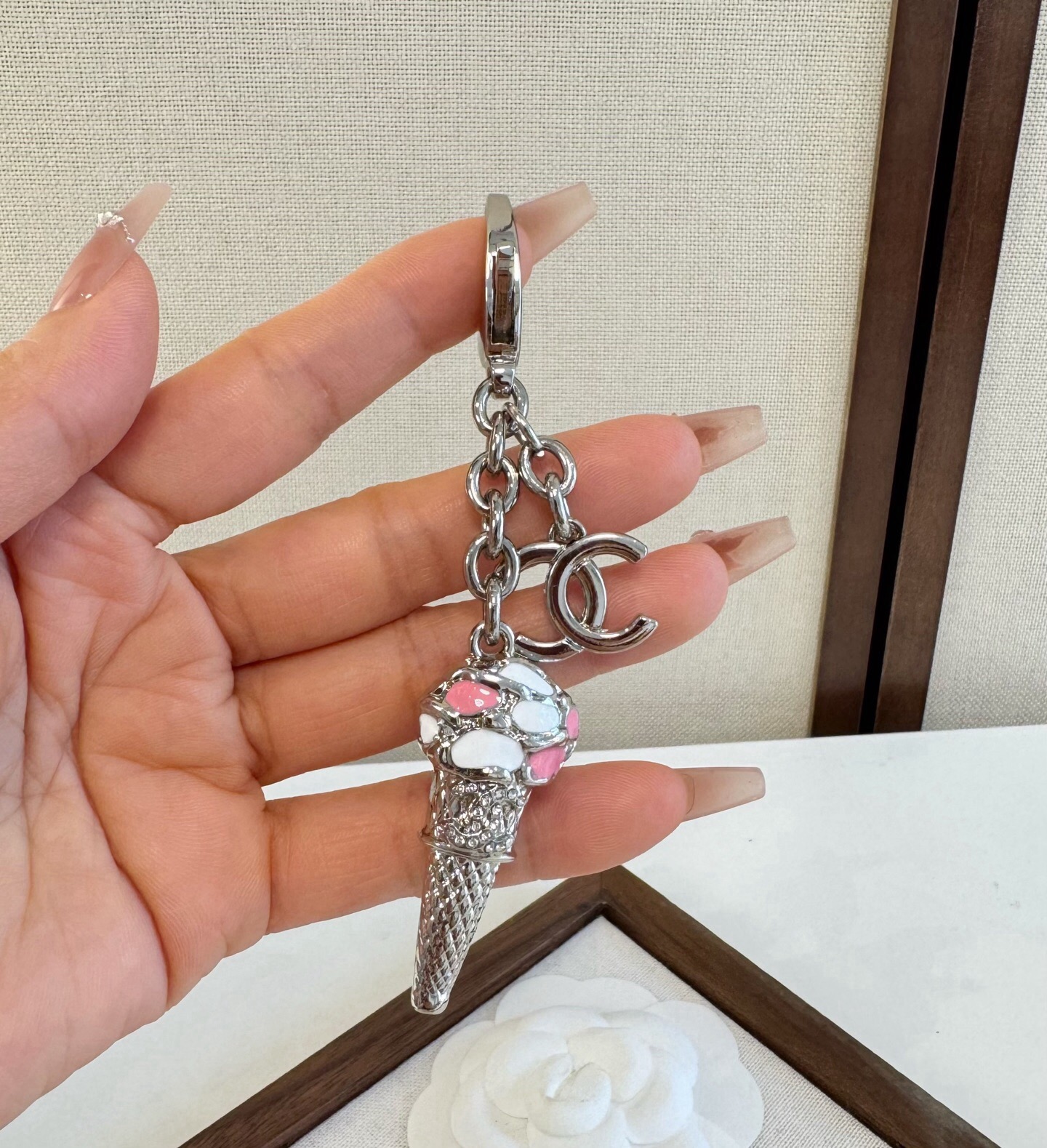 🔥CHANEL香奈儿冰淇淋🍦钥匙扣挂件 ~包包挂饰车钥匙挂件 精巧珐琅搭配双C标志，奢华与趣味并存。随身挂包/钥匙，解锁