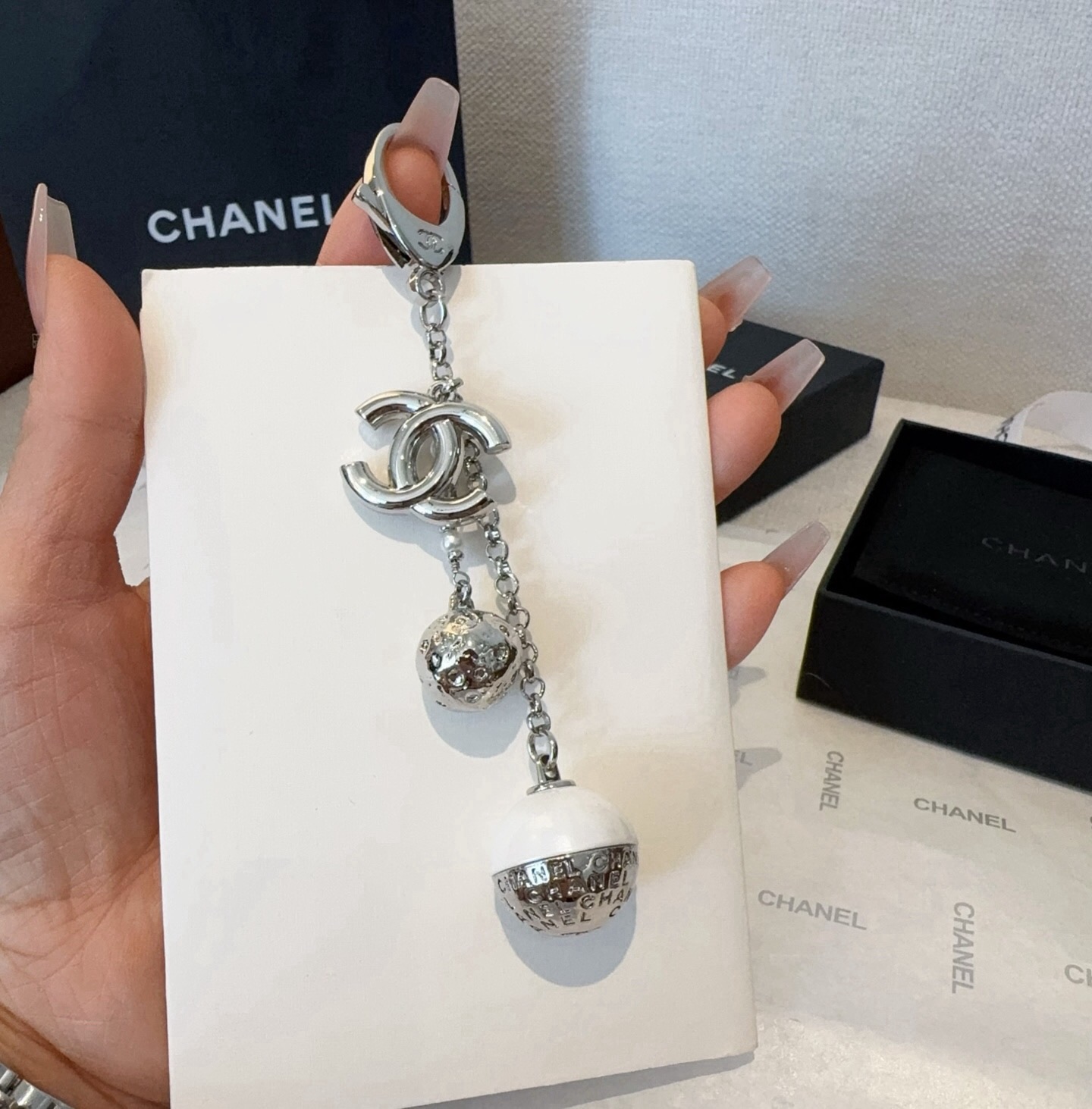 🔥CHANEL香奈儿地球仪钥匙扣挂件 ~包包挂饰车钥匙挂件 精巧经典菱格纹搭配双C标志，奢华与趣味并存。随身挂包/钥匙，
