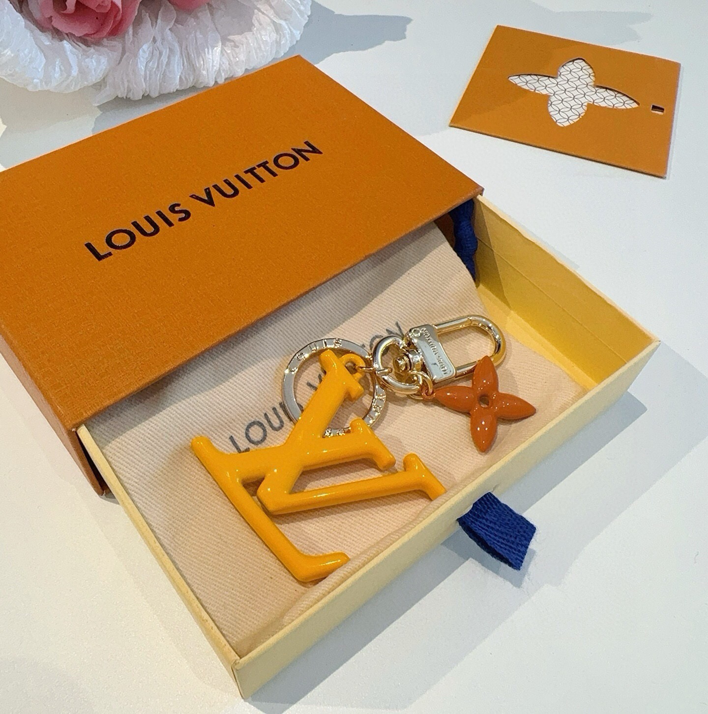 🔥LV钥匙扣珐琅工艺LV字母挂件 PoP Flower包和钥匙扣的魅力非常适合为皮革配饰增添标志性的色彩，其特点是金色金
