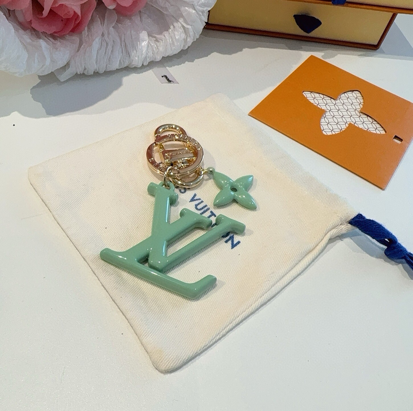🔥LV钥匙扣珐琅工艺LV字母挂件 PoP Flower包和钥匙扣的魅力非常适合为皮革配饰增添标志性的色彩，其特点是金色金