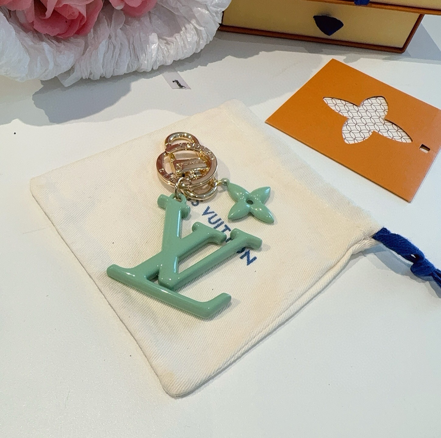 🔥LV钥匙扣珐琅工艺LV字母挂件 PoP Flower包和钥匙扣的魅力非常适合为皮革配饰增添标志性的色彩，其特点是金色金