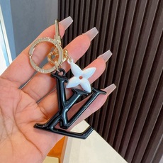 🔥LV钥匙扣珐琅工艺LV字母挂件 PoP Flower包和钥匙扣的魅力非常适合为皮革配饰增添标志性的色彩,其特点是金色金 🔥LV钥匙扣珐琅工艺LV字母挂件 PoP Flower包和钥匙扣的魅力非常适合为皮革配饰增添标志性的色彩,其特点是金色金