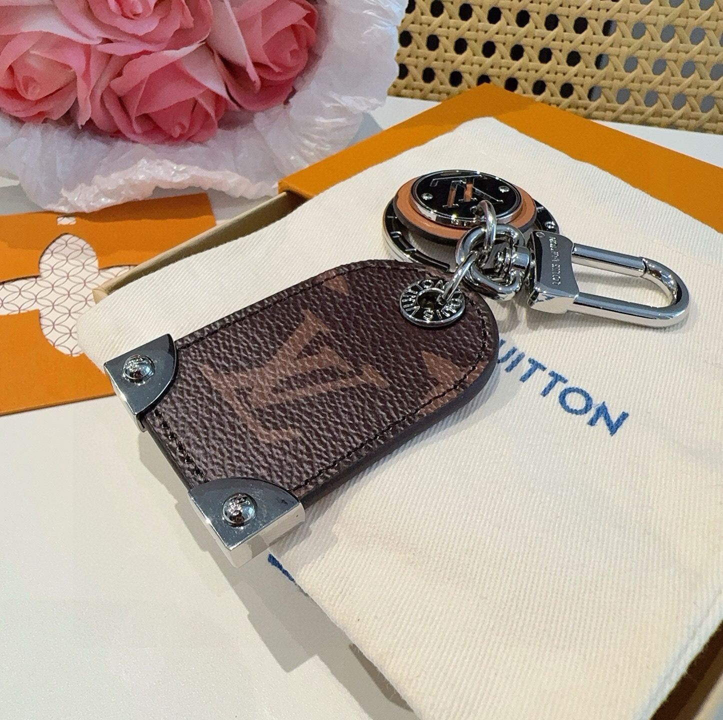 🔥 路易威登LV钥匙扣挂件M64180  Travel Tag包饰与钥匙扣彰显游牧精神，向路易威登制箱传统致敬，该配饰由