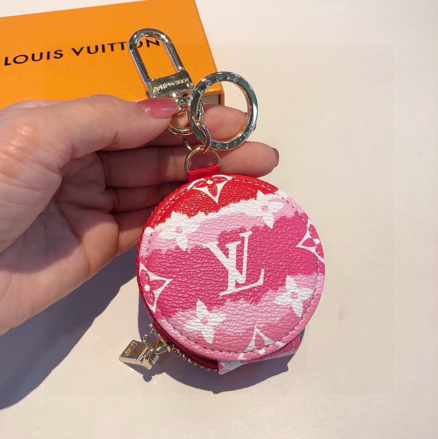 🔥LV海滩风幻彩蓝牙耳机包搭配钥匙扣，通用型耳机包，既可以放心爱耳的机还可以美美挂包在包上、钥匙扣、一举俩得[强] 适用