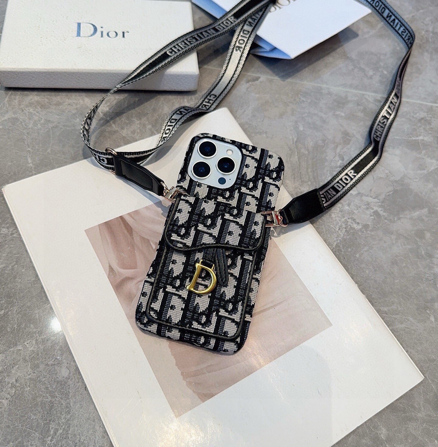 🎉Dior迪奥马鞍包插卡包手机壳,可装卡片、证件,可当支架,搭配同款织带肩带,斜挎手机壳小姐姐必备款! 型号:为了不出现 🎉Dior迪奥马鞍包插卡包手机壳,可装卡片、证件,可当支架,搭配同款织带肩带,斜挎手机壳小姐姐必备款! 型号:为了不出现