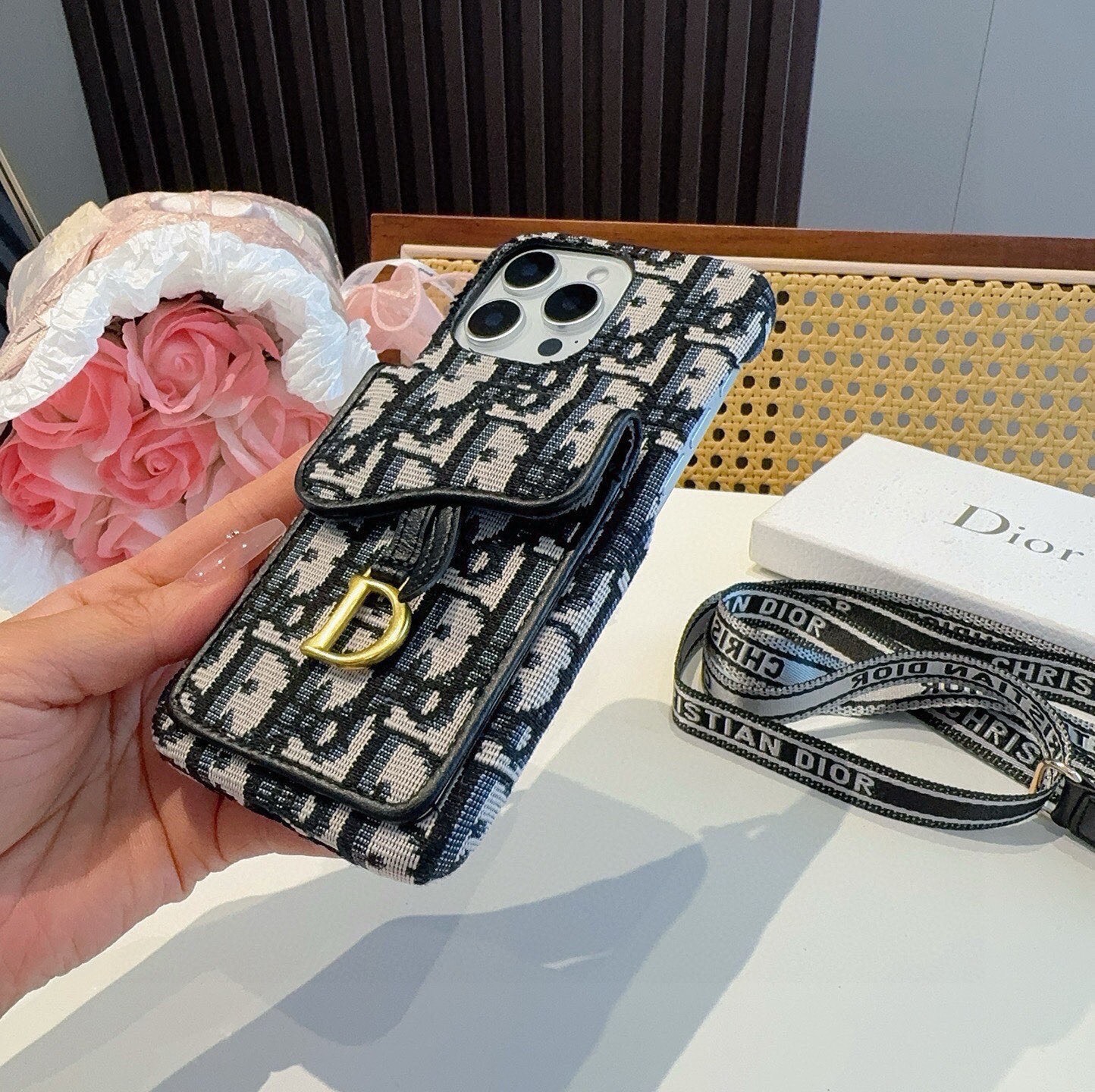 🎉Dior迪奥马鞍包插卡包手机壳，可装卡片、证件，可当支架，搭配同款织带肩带，斜挎手机壳小姐姐必备款！ 型号：为了不出现