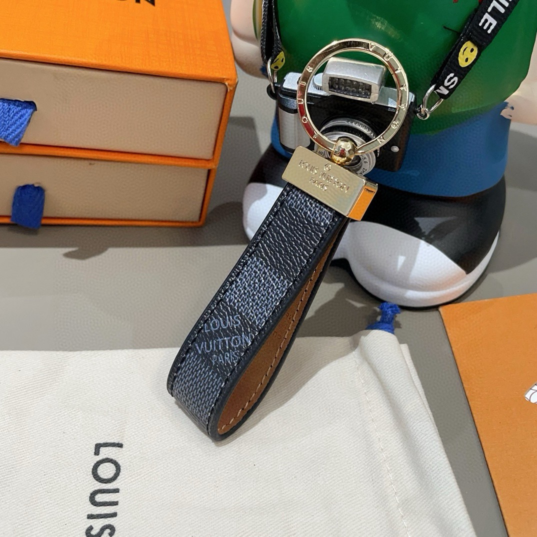 🔥LV 钥匙扣车钥匙扣经典老花/黑格，咖格/白彩/Monogram 帆布不仅精美，而且经久耐用， 是 Dragonne 