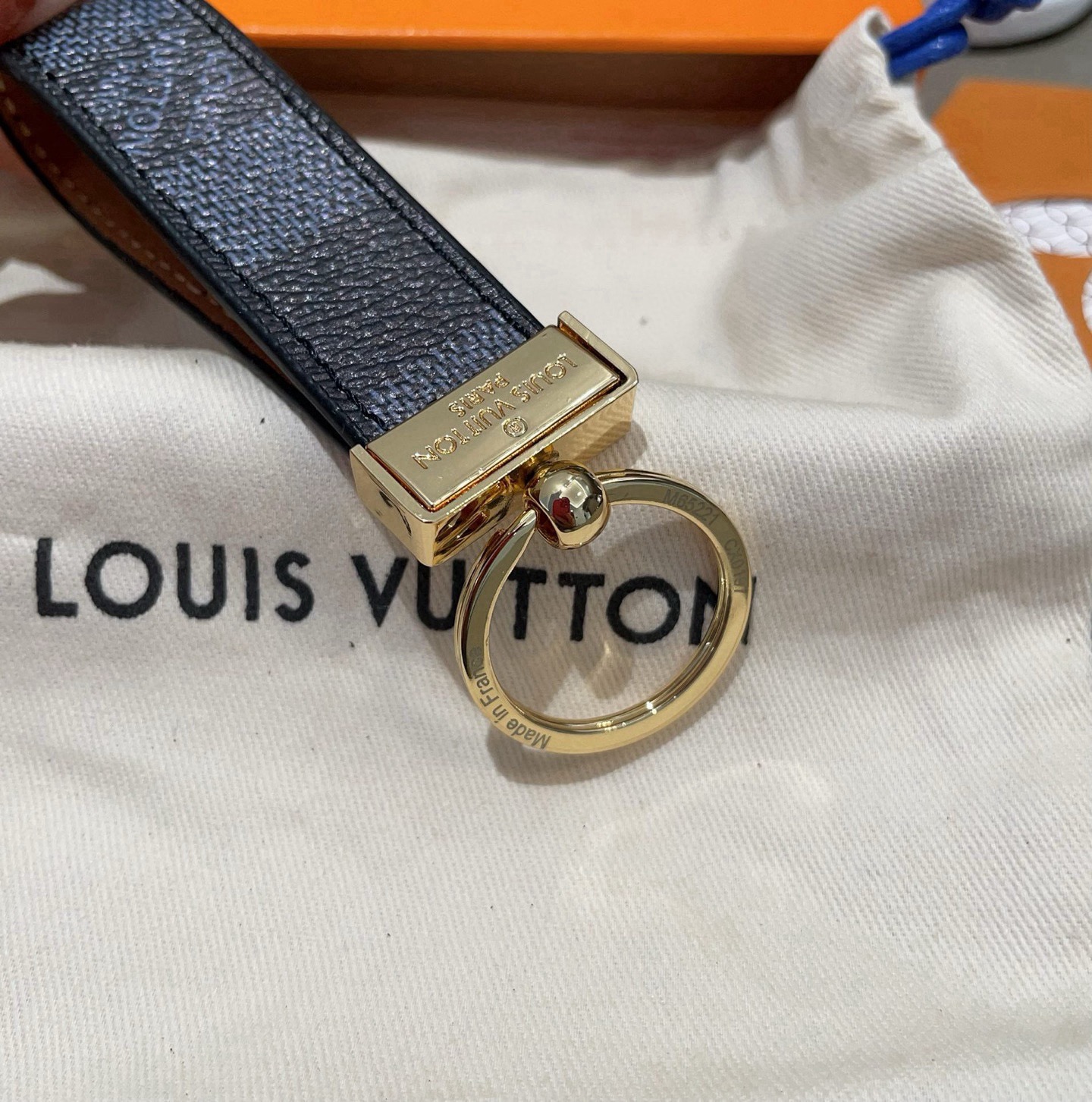 🔥LV 钥匙扣车钥匙扣经典老花/黑格，咖格/白彩/Monogram 帆布不仅精美，而且经久耐用， 是 Dragonne 