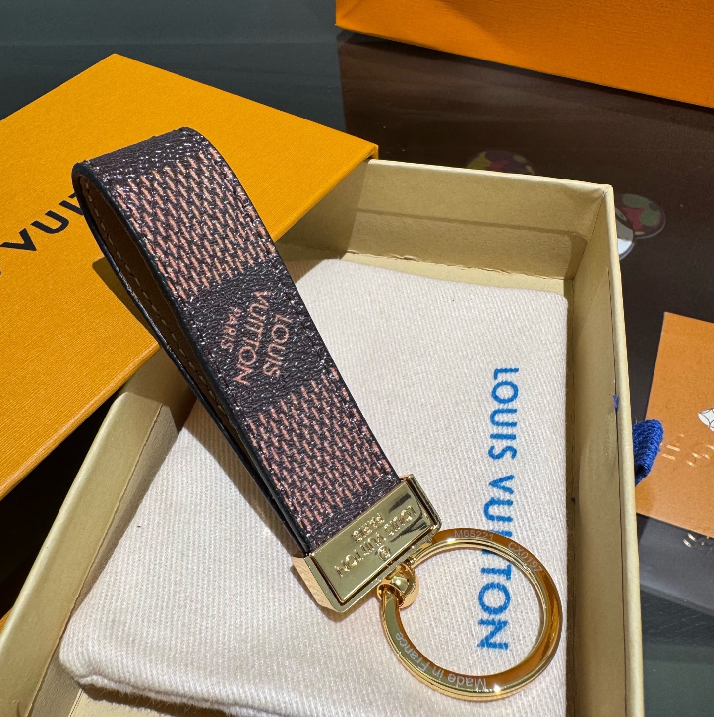 🔥LV 钥匙扣车钥匙扣经典老花/黑格，咖格/白彩/Monogram 帆布不仅精美，而且经久耐用， 是 Dragonne 