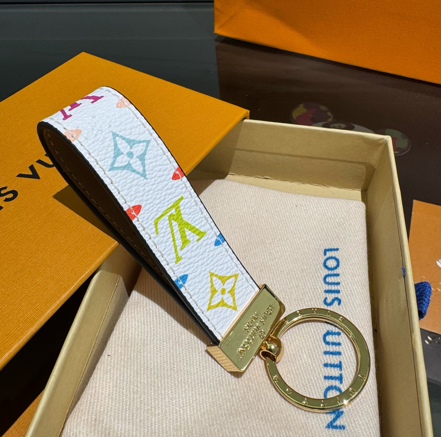 🔥LV 钥匙扣车钥匙扣经典老花/黑格，咖格/白彩/Monogram 帆布不仅精美，而且经久耐用， 是 Dragonne 