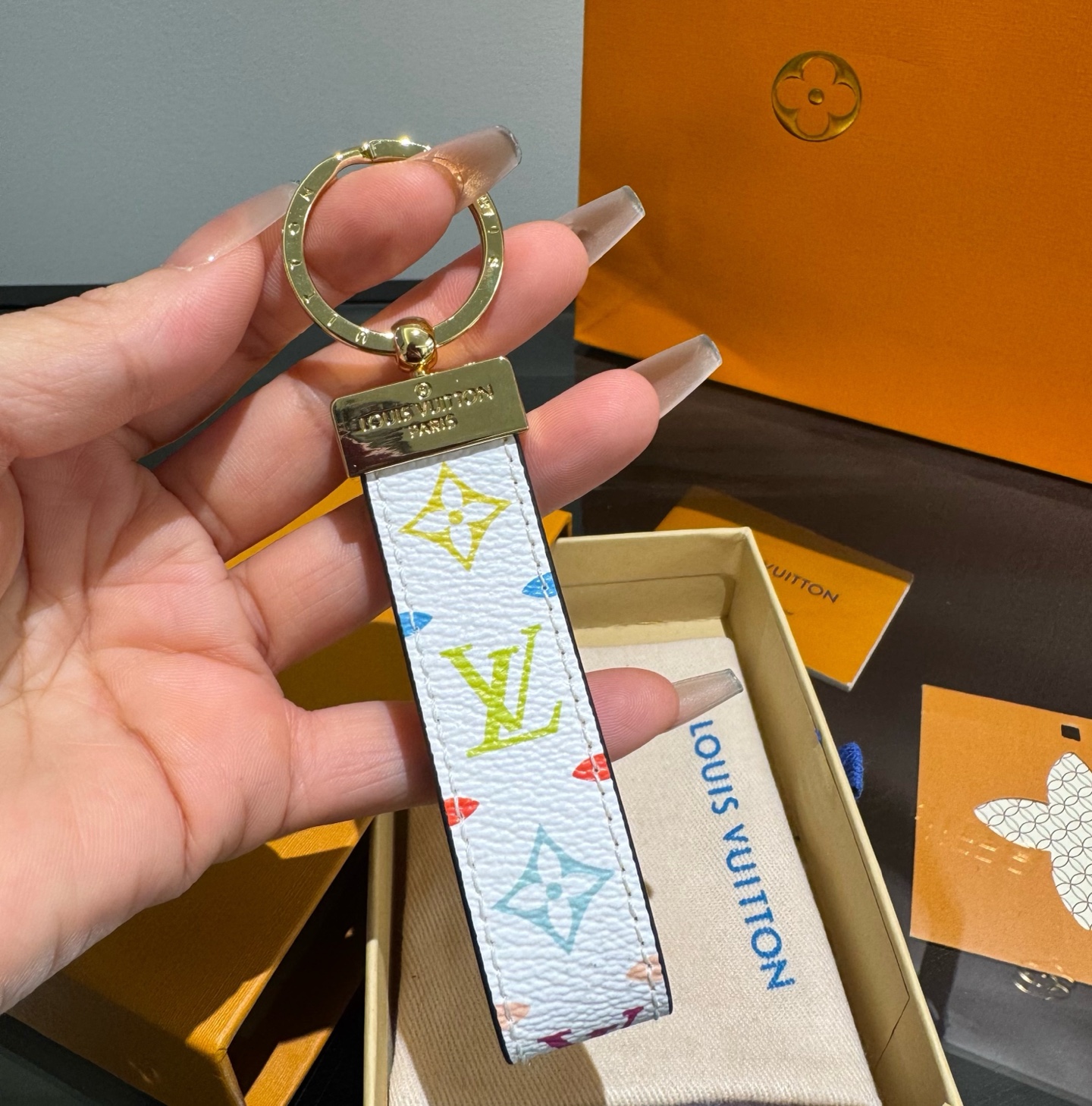 🔥LV 钥匙扣车钥匙扣经典老花/黑格,咖格/白彩/Monogram 帆布不仅精美,而且经久耐用, 是 Dragonne 🔥LV 钥匙扣车钥匙扣经典老花/黑格,咖格/白彩/Monogram 帆布不仅精美,而且经久耐用, 是 Dragonne