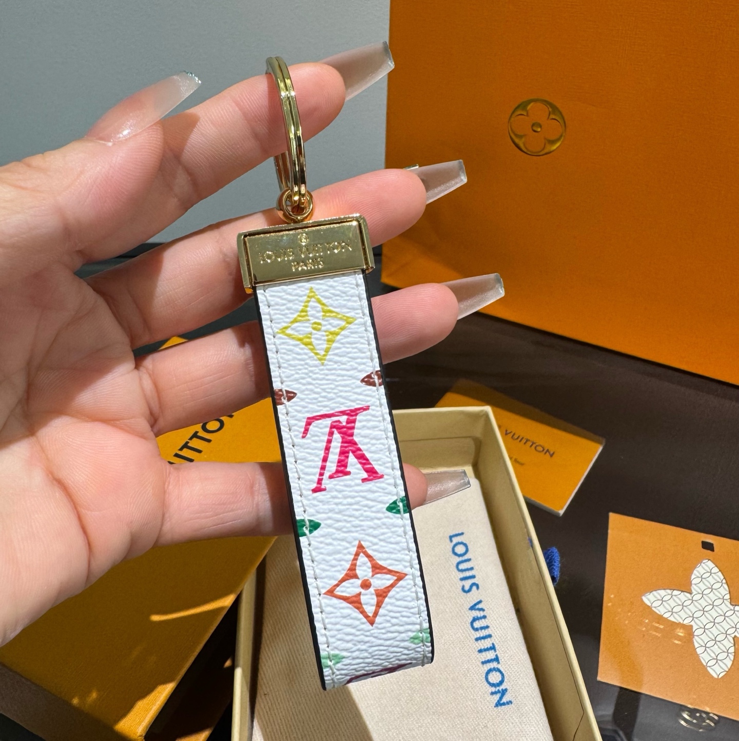 🔥LV 钥匙扣车钥匙扣经典老花/黑格，咖格/白彩/Monogram 帆布不仅精美，而且经久耐用， 是 Dragonne 